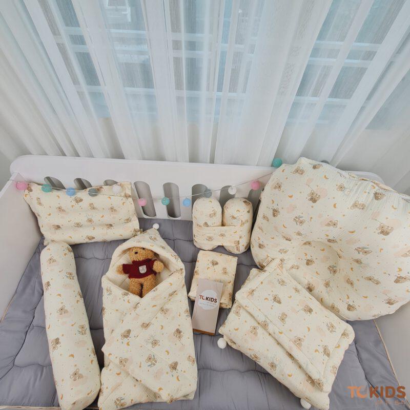 set chăn gối sơ sinh hoạ tiết gấu ôm